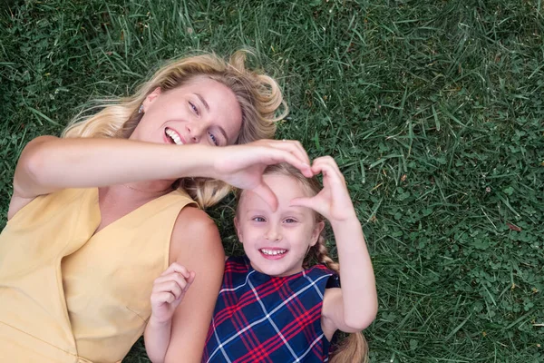 Uśmiechnięta Matka Córeczka Leżą Zielonej Trawie Słoneczny Letni Dzień Młoda — Zdjęcie stockowe