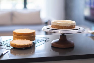 Çağdaş mutfak pişirme sürecinde organik malzemelerden yapılmış beyaz kremalı taze pasta katmanları. Düğün ve doğum günü partileri için lezzetli özel pastalar.