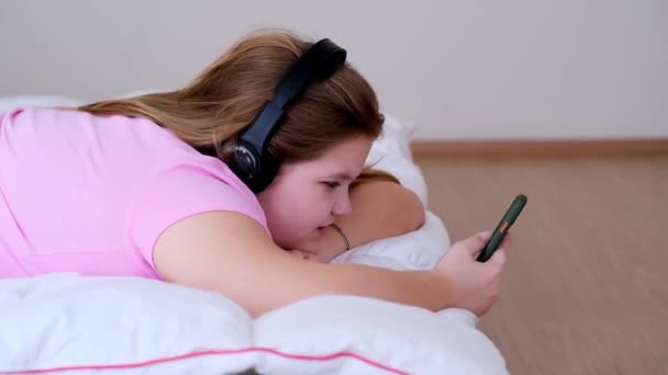 Adolescente Enfocado Desplazándose Por Las Redes Sociales Escuchando Música Cantando — Vídeos de Stock
