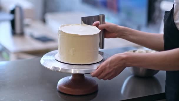 Siyah Önlüklü Hanımı Organik Laktoz Beyazı Pastayla Beyaz Mastiği Işliyor — Stok video