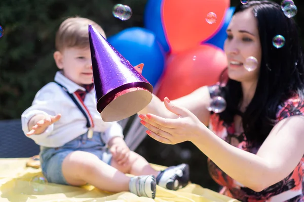 Atrapar Burbujas Juguetonas Cumpleaños Año Edad Bebé Alegre Festivo Telón —  Fotos de Stock