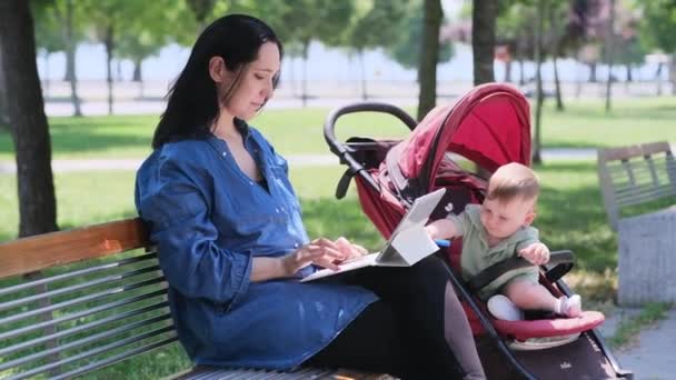 Señora Camisa Mezclilla Larga Escribiendo Texto Tableta Con Teclado Bebé — Vídeo de stock