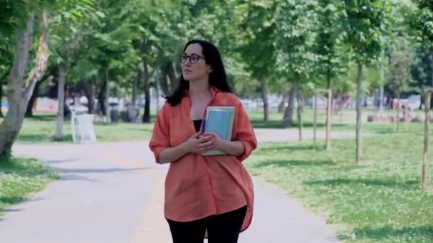 Mujer Morena Camisa Corral Sosteniendo Tableta Cuaderno Caminando Por Camino — Vídeo de stock