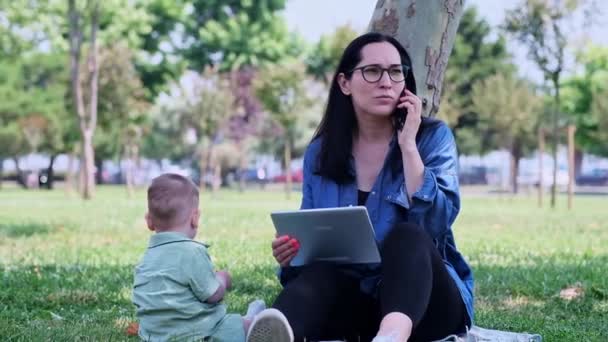 Młoda Matka Tabletem Siedząca Małym Synem Trawniku Letnim Parku Kobieta — Wideo stockowe