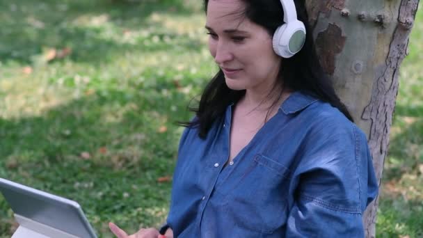 Žena Sluchátky Džínové Košili Odpovídání Zprávy Line Chatu Přes Tablet — Stock video