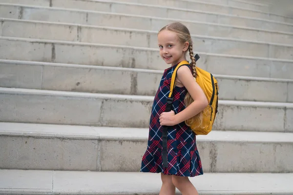 Radosny Gotowy Szkoły Blond Uczennica Sukience Żółty Plecak Miga Jasny — Zdjęcie stockowe