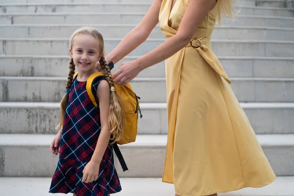 Blondynka Uczennica Kolorowe Sukienki Patrzy Matkę Zewnątrz Jej Oczy Pełne — Zdjęcie stockowe