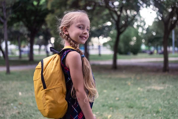 Uczennica Sukience Żółtym Plecaku Nosi Radosny Uśmiech Gdy Wyrusza Szkoły — Zdjęcie stockowe