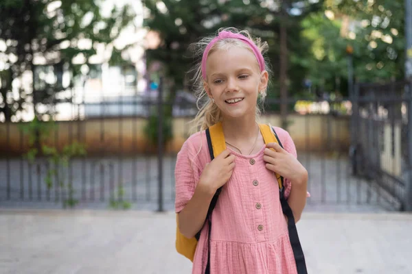 Podstawowe Szkolne Tło Dla Barbie Różowo Ubrana Uczennica Żółtym Plecakiem — Zdjęcie stockowe