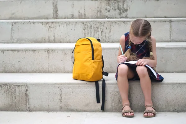 Żwawa Uczennica Żółtym Plecakiem Szkole Przyjmuje Pracę Domową Świeżym Powietrzu — Zdjęcie stockowe