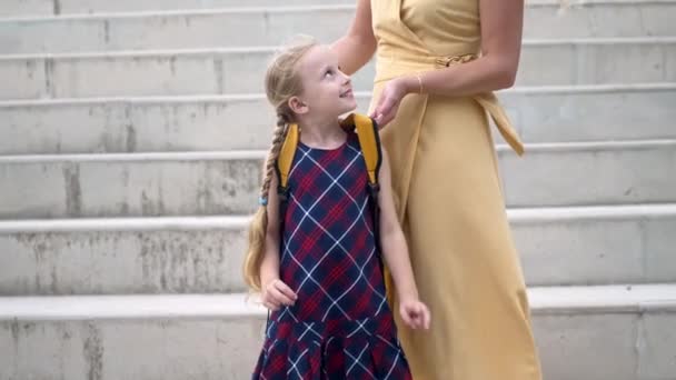 Lächelnde Kleine Tochter Mit Mutter Steht Steinstufen Auf Der Stadtstraße — Stockvideo