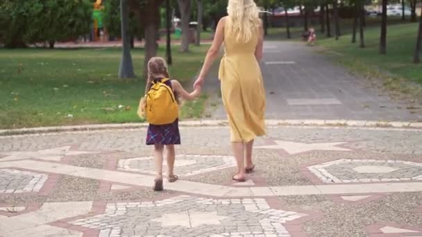 Mãe Leva Filha Pequena Para Escola Caminhando Através Parque Cidade — Vídeo de Stock