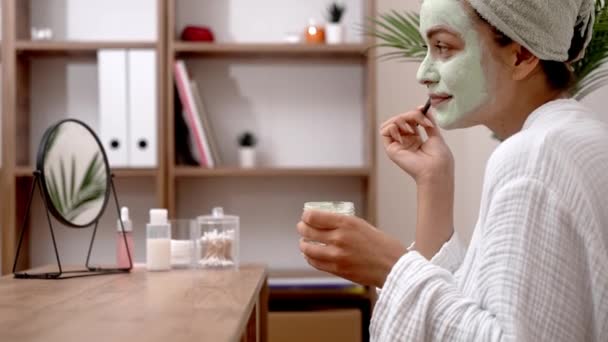 Home Spa Bliss Kvinna Har Ansiktsmask Som Vårdar Hudens Skönhet — Stockvideo