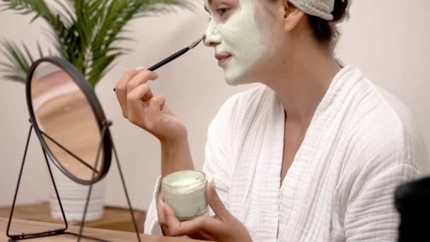 Eleganța Organică Femeie Halatul Baie Își Îmbunătățește Îngrijirea Pielii Mască — Videoclip de stoc