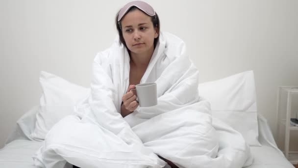 Embrulhado Cobertor Senhora Sonolenta Senta Cama Café Mão Lutando Com — Vídeo de Stock