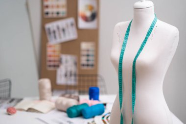 Modern zanaat atölyesinde terzilik atölyesinde başsız manken dikme atölyesinde dikiş dikmek için dikiş atölyesinde iğneli bant ölçüsü.