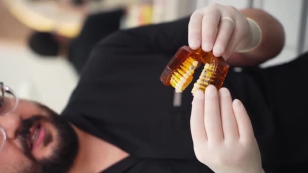 Stomatoloog Met Bril Latex Handschoenen Demonstreren Metalen Tandbeugels Kunstmatige Menselijke — Stockvideo