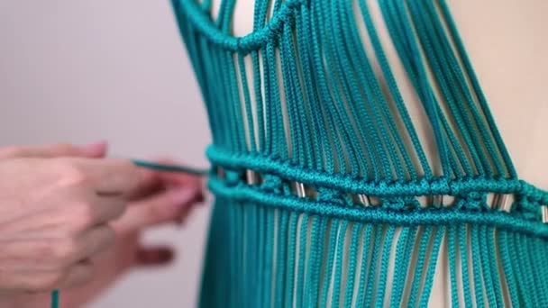 Μόδα Σχεδιαστής Πλεξούδες Μακραμέ Φόρεμα Από Νήματα Μανεκέν Dressmaking Ατελιέ — Αρχείο Βίντεο