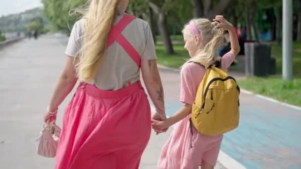 Matka Dziewczynka Plecakiem Spaceru Łącząc Ręce Wzdłuż Nabrzeża Miasta Wietrzny — Wideo stockowe