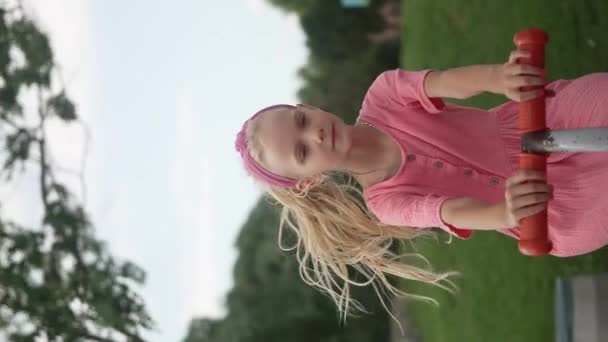 Nettes Kleines Mädchen Schaukelt Stadtpark Windigen Tag Lächelnd Kind Reitet — Stockvideo