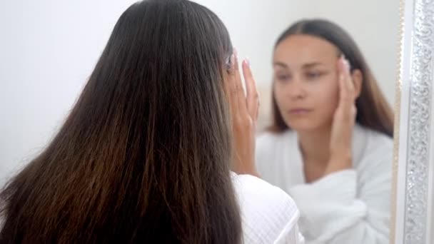 Una Mujer Envuelta Albornoz Casa Profundiza Concepto Cuidado Piel Belleza — Vídeo de stock