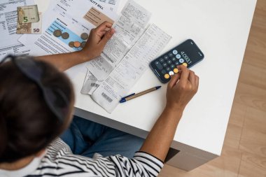 Kadın, ev telefonundaki ev harcamalarını hesaplar. Ev telefonuna odaklı kadın fatura ödemeleri. Aile finansmanı ya da bütçe yönetimi.