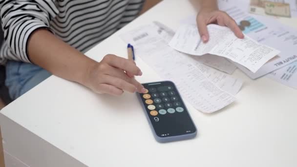 Close Feminino Usa Calculadora Gadget Moderno Gerenciamento Pagamentos Domésticos Mulher — Vídeo de Stock