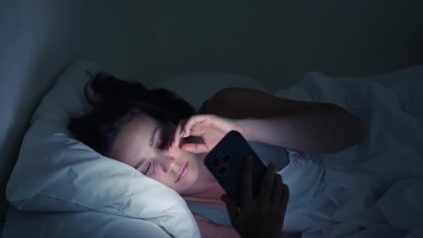 Gece Mücadelesi Bir Kadın Uykusuzluğa Sosyal Medya Bağımlılığına Karşı Telefonunun — Stok video