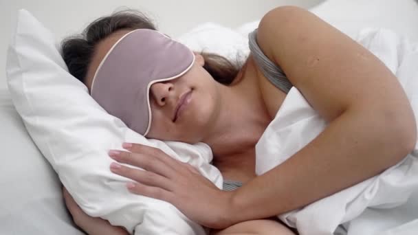 Spokojna Kobieta Maska Snu Miejscu Spoczywa Poduszce Pod Przytulnym Kocem — Wideo stockowe