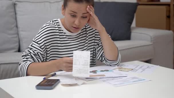Pénzügyi Nehézségek Stresszes Boldogtalan Egy Kezeli Háztartások Pénzügyeit Kiszámítja Kiadásokat — Stock videók
