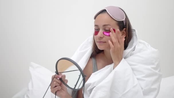 Mujer Elimina Moretones Bajo Los Ojos Con Parches Que Examinan — Vídeo de stock