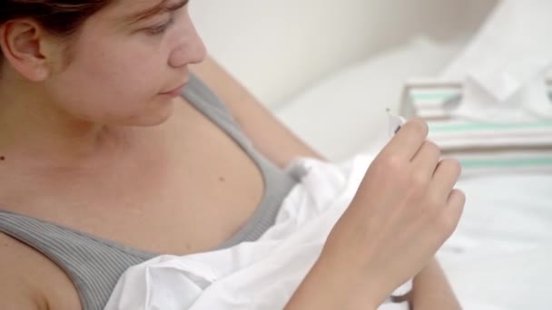 Haar Strijd Tegen Koorts Ziekte Controleert Een Vrouw Haar Lichaamstemperatuur — Stockvideo