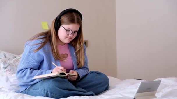 Niña Adolescente Con Sobrepeso Auriculares Escuchando Conferencias Línea Escribiendo Notas — Vídeos de Stock