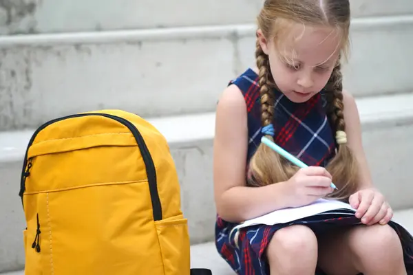 Mały Uczeń Żółtym Plecakiem Entuzjastycznie Radzący Sobie Zadaniami Domowymi Świeżym — Zdjęcie stockowe