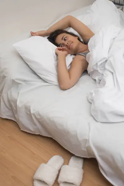 Zdrowa Kobieta Śpi Łóżku Lekką Pościel Ciesząc Się Snem Pobliżu Zdjęcia Stockowe bez tantiem