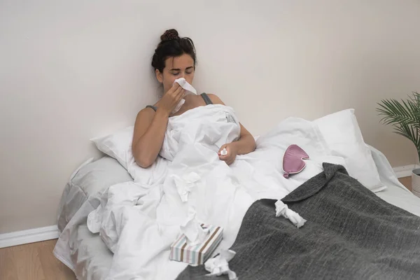 Gegen Die Krankheit Ankämpfend Sitzt Sie Bett Die Nase Mit — Stockfoto