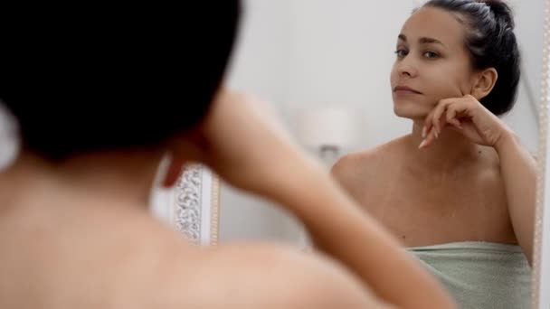 Belleza Del Baño Una Mujer Casa Aplica Ácido Hialurónico Utilizando — Vídeo de stock