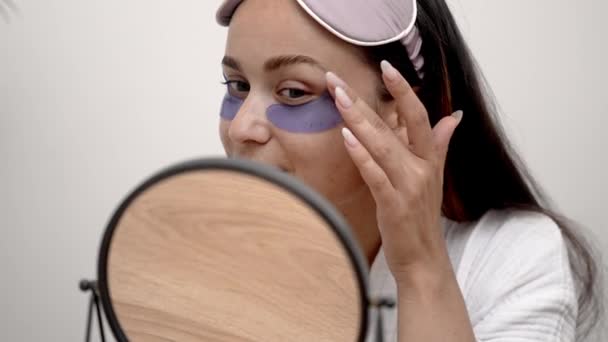 Βλέμμα Καθρέφτη Μια Αντανάκλαση Καθρέφτες Συλλαμβάνει Μια Ικανοποίηση Των Γυναικών — Αρχείο Βίντεο