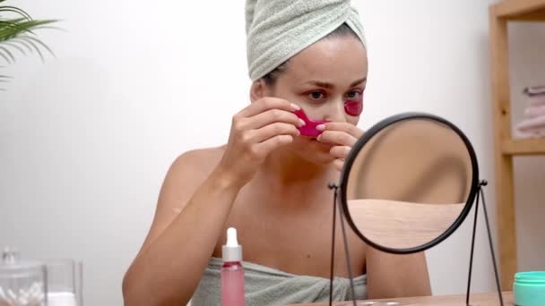 Skincare Κομψότητα Μια Κυρία Από Τον Καθρέφτη Αγκαλιάζει Επαγγελματικά Καλλυντικά — Αρχείο Βίντεο