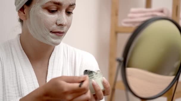 Home Spa Serenidade Seu Roupão Banho Ela Desfruta Tratamento Facial — Vídeo de Stock