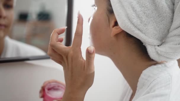 Reflecterend Haar Dagelijkse Huidverzorging Routine Een Vrouw Brengt Vochtinbrengende Crème — Stockvideo