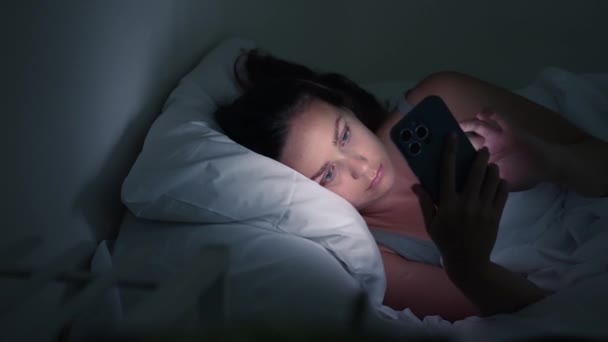 Ekranlar Tarafından Tuzağa Düşürülen Huzursuz Geceler Telefonlarıyla Parlayan Genç Bir — Stok video