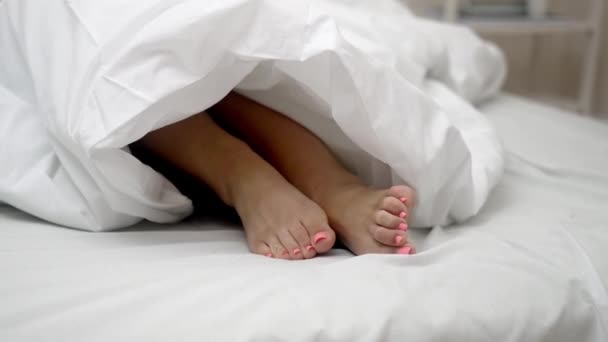 从上面看 懒洋洋的女人拉着毛毯 舒展着腿 快乐地在床上醒来 平静地开始新的一天 — 图库视频影像