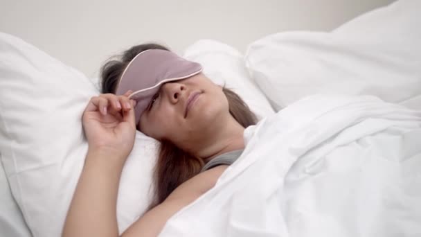 Hoşnutsuz Bayan Uyku Maskesi Yamuk Istemeyerek Ayağa Kalkıyor Alarmlar Açık — Stok video