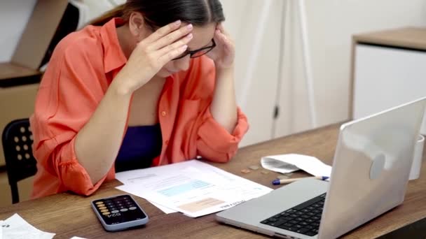 Konfuzja Finansowa Okularach Zestresowana Kobieta Przy Stole Patrzy Rachunki Papierowe — Wideo stockowe