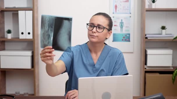 Läkare Blå Skrubb Enhetlig Analysera Radiologi Röntgenfilm För Att Diagnostisera — Stockvideo