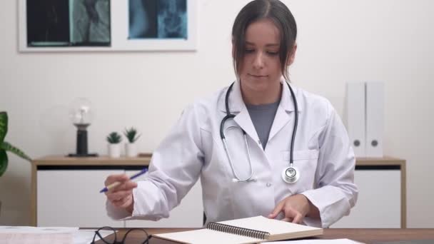 Terapeut Undersöker Resultaten Patienttester Sitter Vid Skrivbordet Kvinnlig Läkare Med — Stockvideo