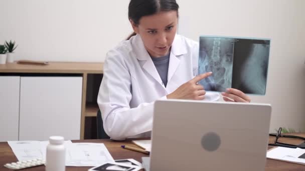 Raadpleging Van Patiënt Afstand Arts Gebruikt Een Laptop Röntgenfilms Tonen — Stockvideo