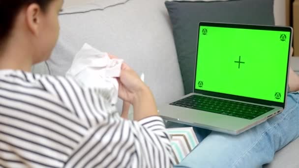 虚拟医生会诊 一位病人坐在客厅沙发上舒服的时候 用鼻子餐巾和医生打了一个视频电话 — 图库视频影像