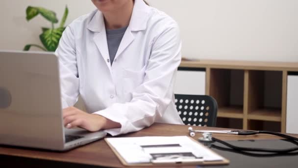 Telemedizinische Expertise Eine Engagierte Ärztin Ihren Laptop Vertieft Bietet Medizinische — Stockvideo